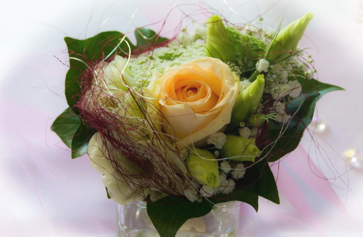 Table full of conditioned roses and greenery before the class starts